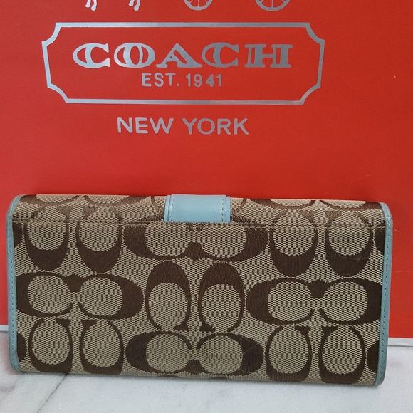 Coach Classic Logo Bifold Wallet. - Picture 3 of 11